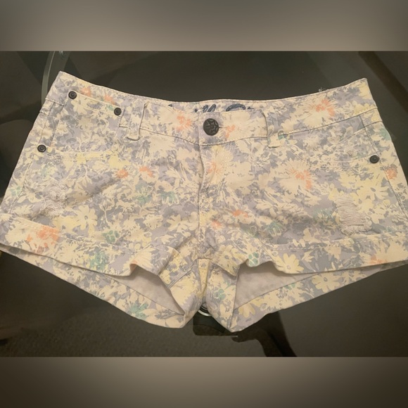 Vanilla Star low rise floral shorts - Picture 1 of 8